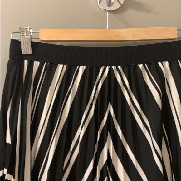 NWOT H&M midi skirt! - Picture 2 of 3